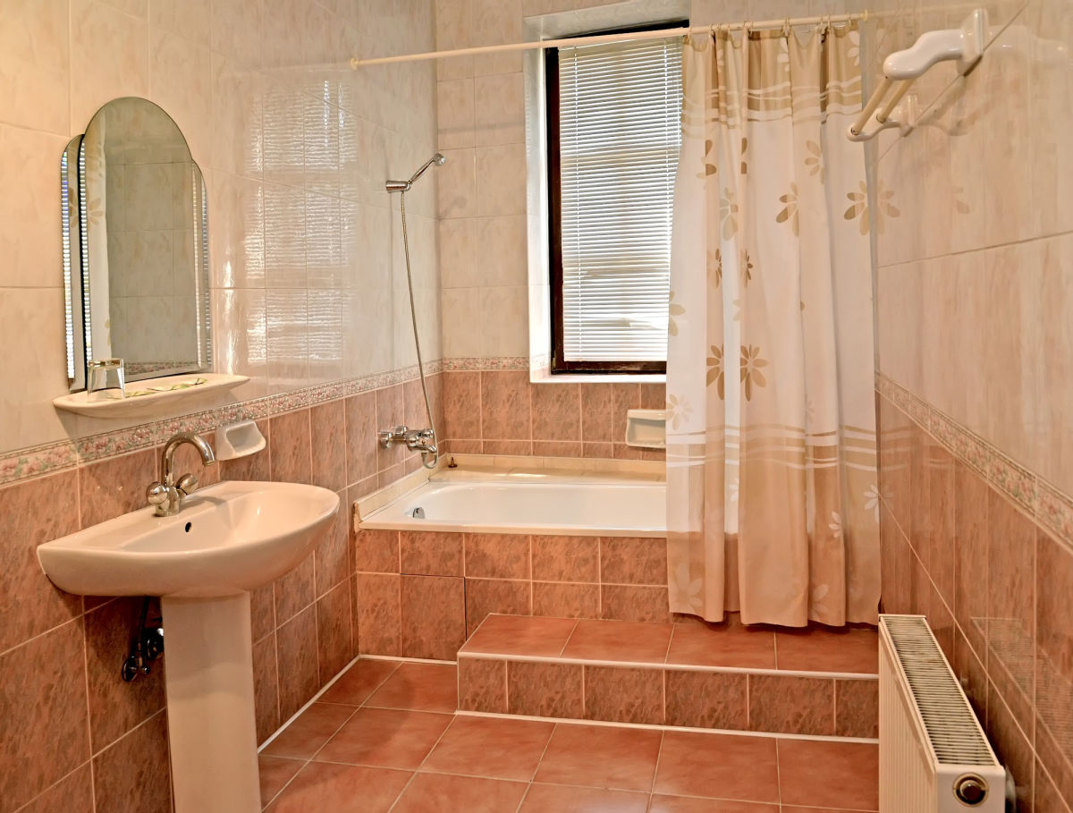 How to Clean a Plastic Shower Curtain Lockdown Loo